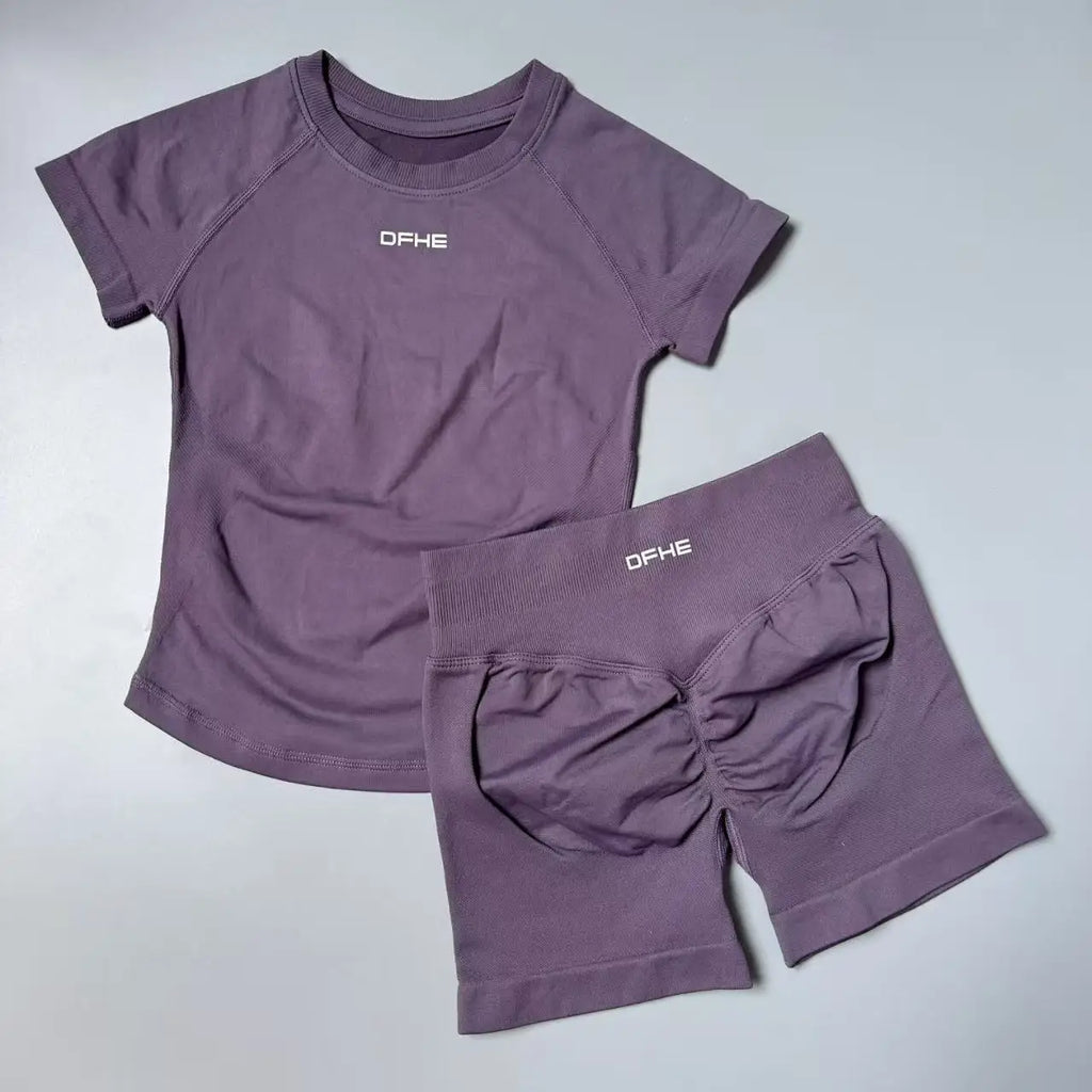 2-Piece Seamless Sports Set 💪🧘‍♀️ | Women's Short Sleeve Yoga Top & High-Waist Shorts Workout Outfit