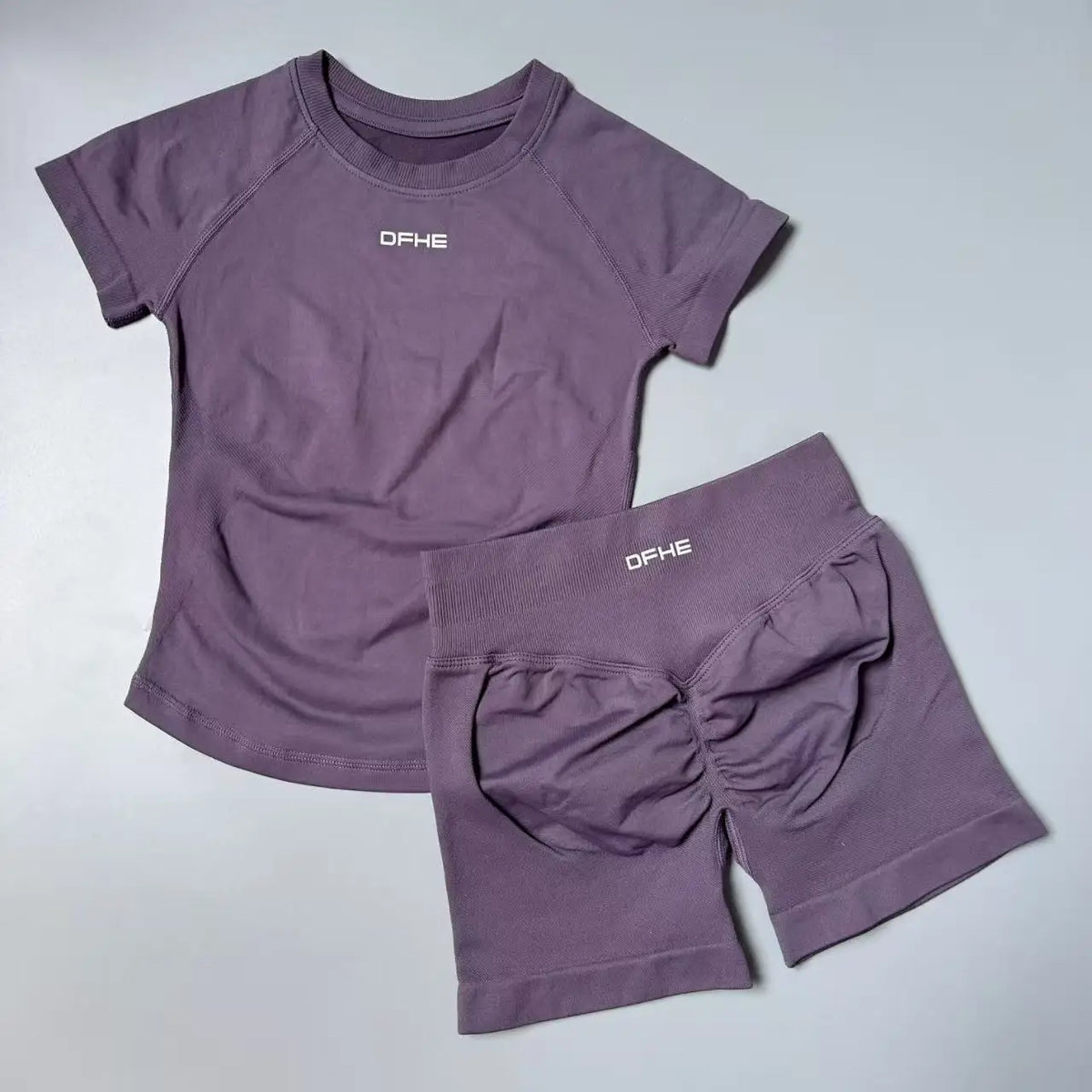 2-Piece Seamless Sports Set 💪🧘‍♀️ | Women's Short Sleeve Yoga Top & High-Waist Shorts Workout Outfit
