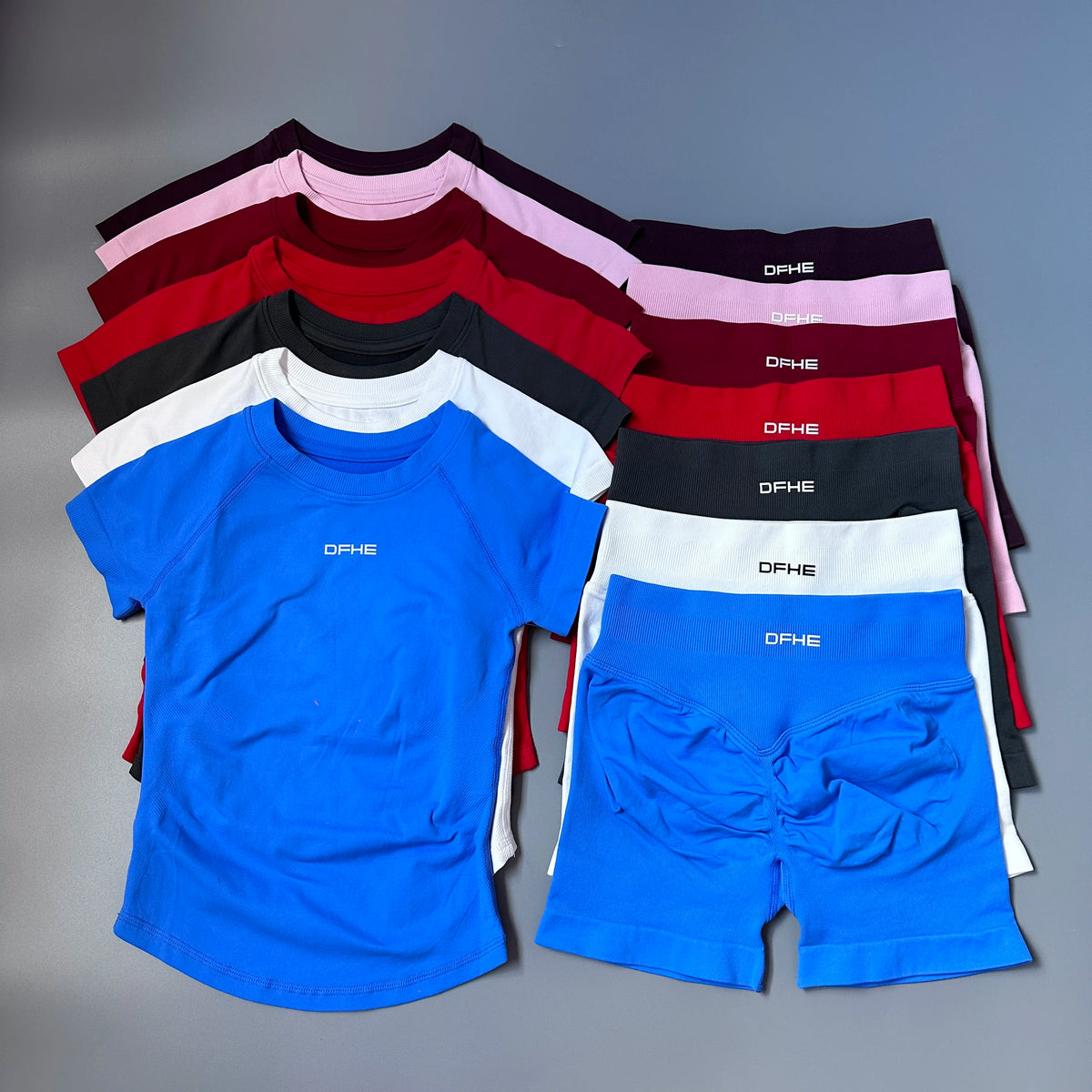 2-Piece Seamless Sports Set 💪🧘‍♀️ | Women's Short Sleeve Yoga Top & High-Waist Shorts Workout Outfit