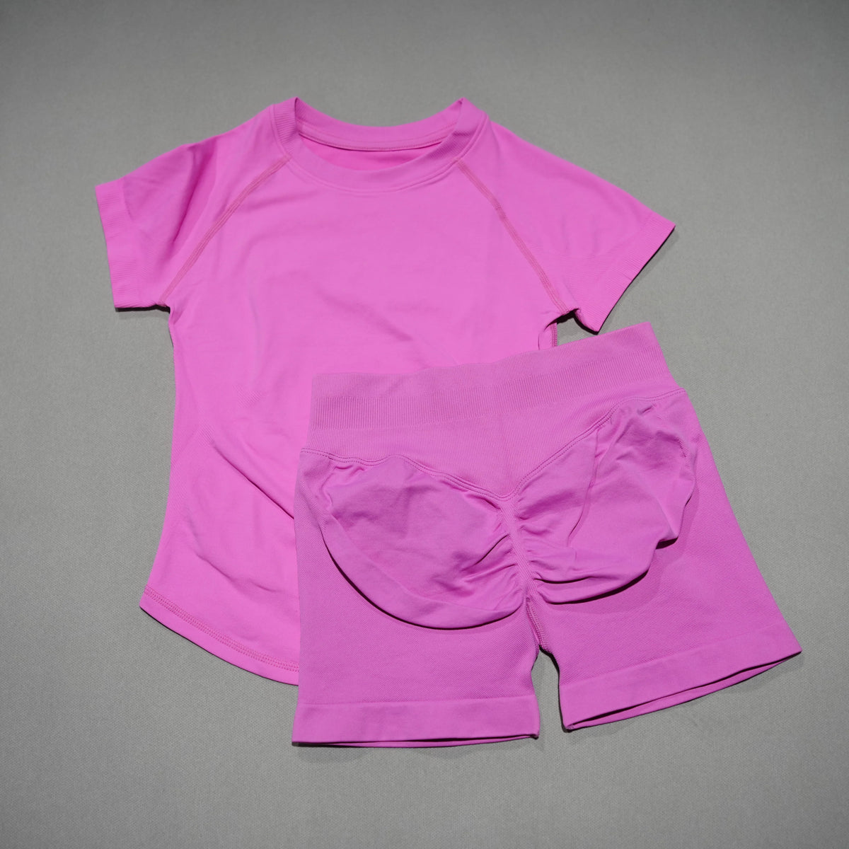 2-Piece Seamless Sports Set 💪🧘‍♀️ | Women's Short Sleeve Yoga Top & High-Waist Shorts Workout Outfit